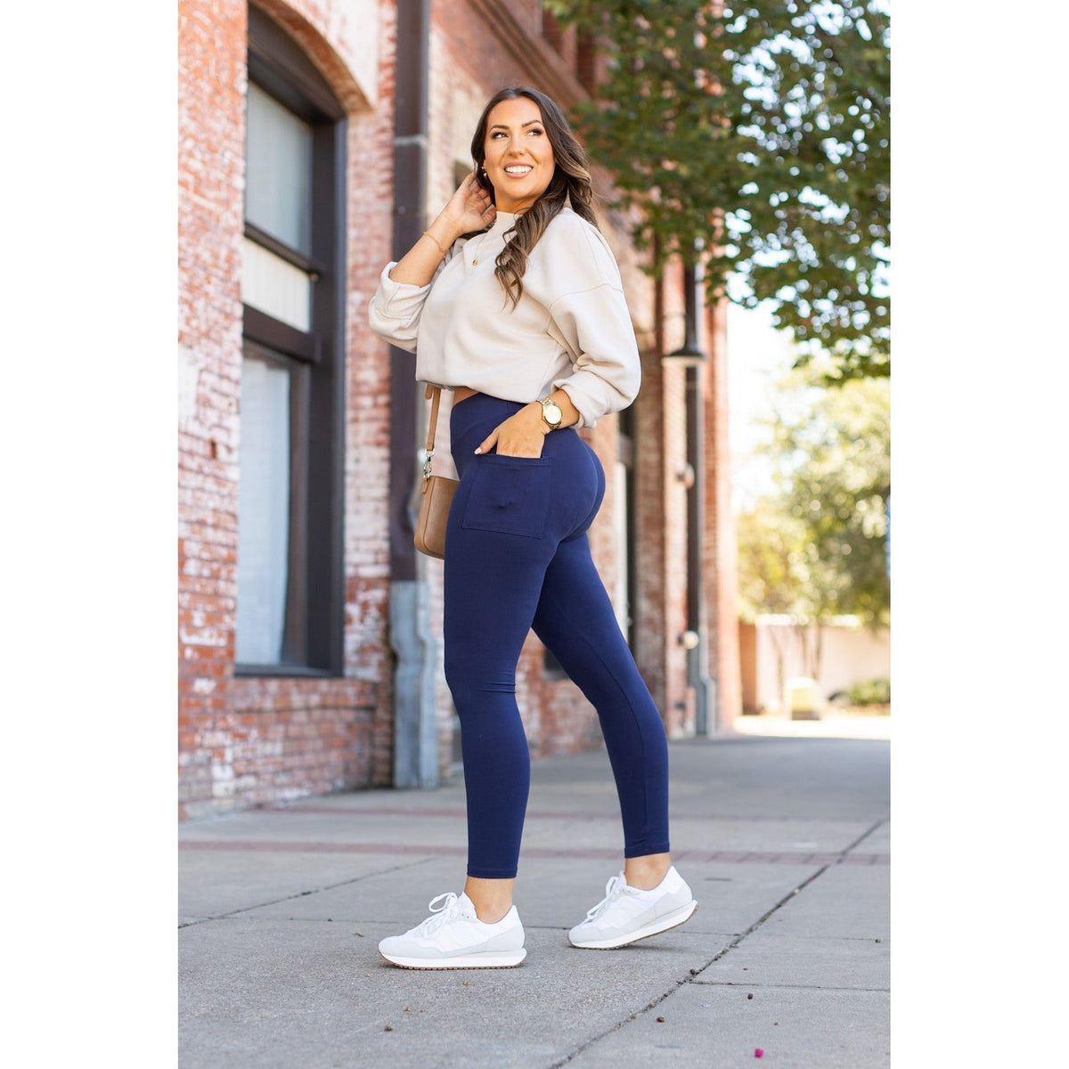Nyla navy full-length leggings with pockets paired with a stylish top, perfect for casual outings.